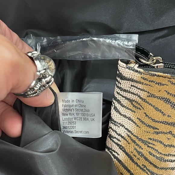 NWT Victoria’s Secret Limited Edition X-Large Tote Bag With Detachable Wristlet - Picture 7 of 13